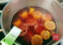 Illustration of how to make shrimp, white clam, corn and lotus root soup 11