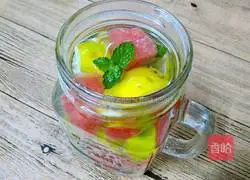 Illustration of how to make watermelon lemon sparkling drink 10