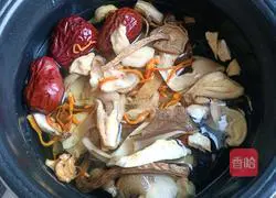 Illustration of how to make mushroom and chicken soup 7