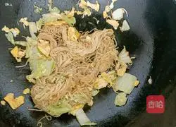 Illustration of how to make fried Yi noodles 9