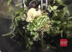 Illustration of how to make fungus lettuce salad 4