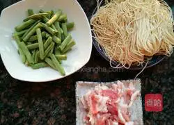 Illustration of how to make braised beans and noodles 1