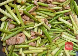 Illustration of how to stir-fry shredded pork with garlic moss 11