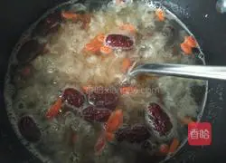 Illustration of how to make peach gum and white fungus soup 7