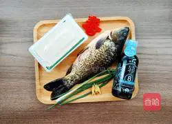 Illustration of how to make crucian carp white jade soup 1