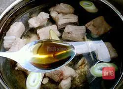 Illustration of how to make kelp and wolfberry pork ribs soup 5