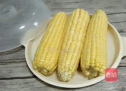Illustration of cooking corn in microwave oven 2