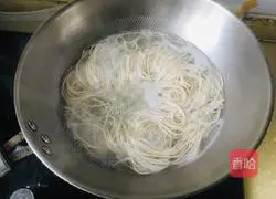 Illustration of how to make beef noodles in clear soup 2