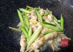 Illustration of how to make pepper-fried razor clams 7