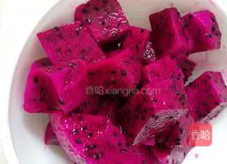 Illustration of how to make freshly squeezed dragon juice 1