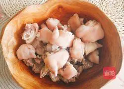 Cooking skills, lotus seeds, lilies, bamboo fungus, pig's feet and winter melon soup, illustration 2