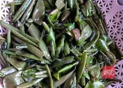 Illustration of how to make shrimp and water shield soup 1