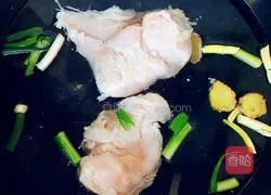 Illustration of how to make cold shredded chicken and bean sprouts 2