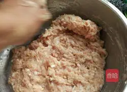 Illustration of how to make Qingbo meatballs 3