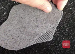 Illustration of how Zhu Bajie carries his wife on his back 14