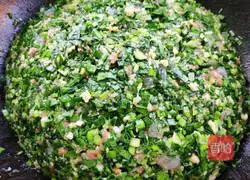 Illustration of how to make leek, shrimp and fresh meat dumplings 5