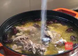 Illustration of making red date, mushroom and old chicken soup 13