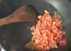 Illustration of how to make tomato sauce spiral pasta 7