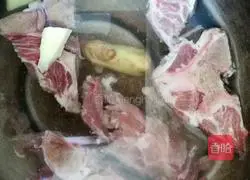 Illustration of how to make sweet and nutritious carrot, corn, red dates, wolfberry and dragon bone soup 1