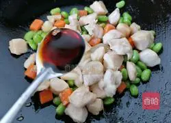 Illustration of how to make stir-fried diced chicken with edamame 8