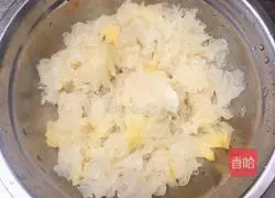 Illustration of how to make lychee, white fungus and horseshoe drink 2