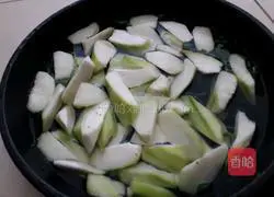 Illustration of how to make loofah egg soup 7