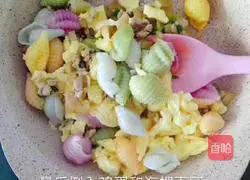 Illustration of how to make fried noodles with minced meat, vegetables and conch 6