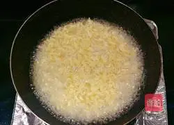 Illustration of how to make Sprite sesame noodles 3