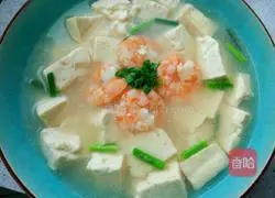 Illustration of how to make garlic sprouts, tofu and prawn soup 13