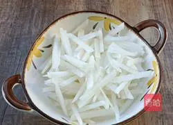 Illustration of how to make glutinous rice vermicelli radish soup 3