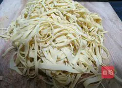 Illustration of how to make oily tofu skin 1