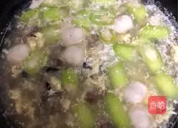 Illustration of how to make loofah, duck blood and fish ball soup 7