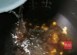 Illustration of how to make peach gum, Sichuan scallops and pear stewed 5