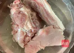 Illustration of how to make radish, yam and pork ribs soup 1