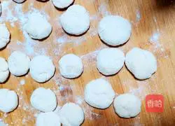 Illustration of how to make soft little pies 10