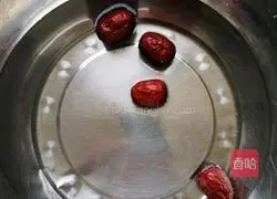 Illustration of how to make red date, mango and peach gum soup 3