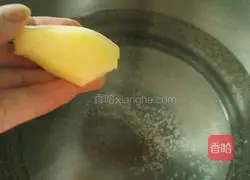 Illustration of how to make white radish chicken soup 3