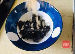 Illustration of how to make seaweed and egg drop soup 1