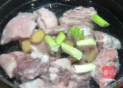 Illustration of how to make wolfberry and kelp soup 3