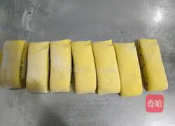 Illustration of how to make fried salt and pepper and black sesame pumpkin rolls 12