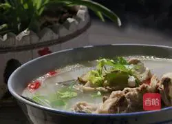 Illustration of how to make milky fish head soup 1 