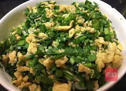 Illustration of how to make leek, egg and shrimp skin pancakes 4