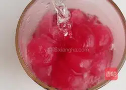 Illustration of how to make cranberry drink with horseshoe popping beads 7