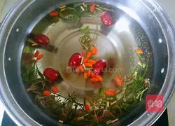 Illustration of how to make motherwort and boiled red dates and eggs 10