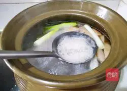 Illustration of how to make sour radish and duck soup 15