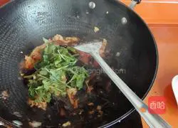 Illustration of how to make scrambled eggs with tomatoes and fungus 14