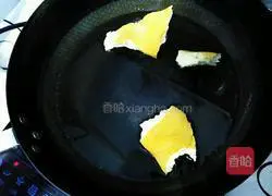 Illustration of how to make grapefruit rock sugar water 3