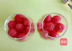 Illustration of how to make watermelon sparkling drink 6