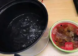 Illustration of how to make peach gum stewed milk for afternoon tea 3