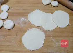 Illustration of how to make carrot, mushroom and meat dumplings 10